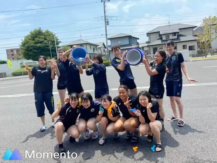 入澤まいのインスタグラム：「🔫🚰 . 美和さんとハウィさんの お誕生日おめでとうございますという事で、 みんなで水をぶっかけて水鉄砲で攻撃しました💪🏻 . 私のツボは彩さんがガチな顔で さおりに水鉄砲で集中攻撃してた事です🤭😂 (2枚目がその時の写真📸) . #日立リヴァーレ🐰」