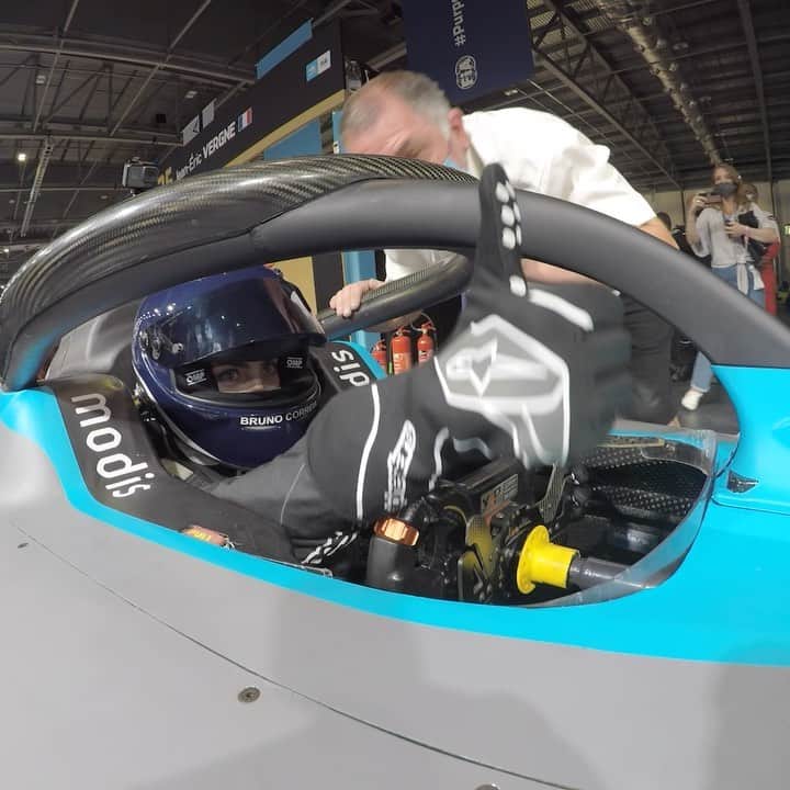 カーラ・デルヴィーニュのインスタグラム：「Watch this space @fiaformulae」
