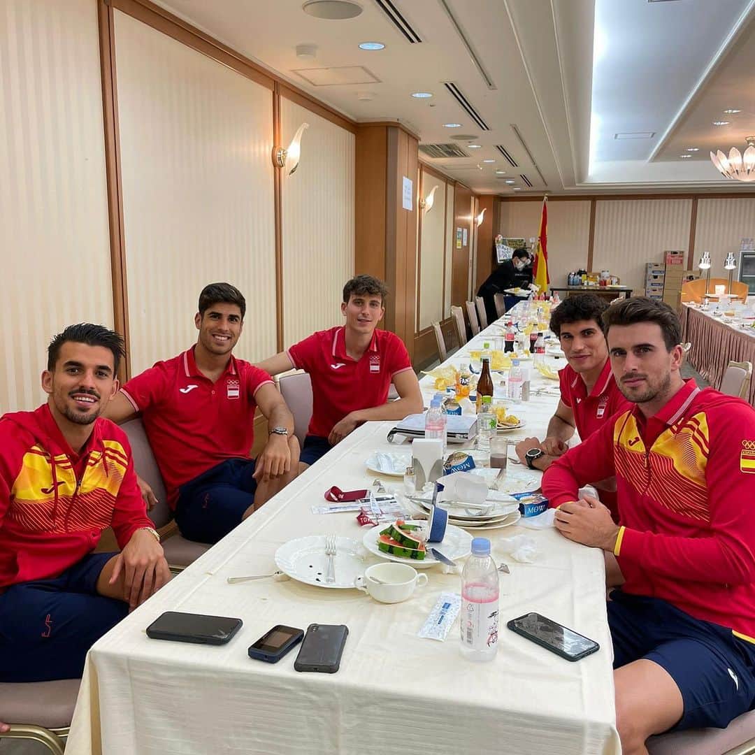 マルコ・アセンシオのインスタグラム：「Feliz por la victoria. Confianza total en este grupo 💪🏽!!  Happy for the victory. Total confidence in this group💪🏽!! #Tokyo2020 #JJOO 🇪🇸👊🏽」