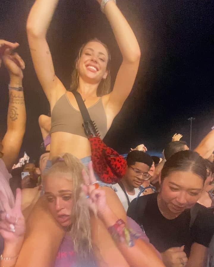チャーリー・ジョーダンのインスタグラム：「About last night 👀 first rolling loud has been 🔥 I promise she wanted me on her shoulders 😂」