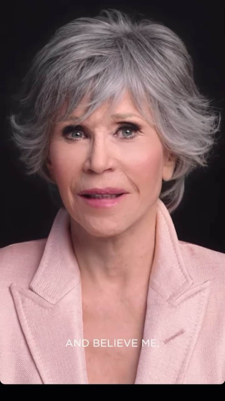 ルマ・グローテのインスタグラム：「If you know me, you know that Jane Fonda has been my idol and inspiration for many years. She has taught me so many lessons of worth throughout her career in acting and also her many courageous feminist acts.  Listening to another lesson of worth from her, just gave me what I needed today.  Yes we are worth it, no matter how much the world tries to tell us otherwise. When you question you self worth my dear, remember your bravery to keep going even in the days you doubt yourself, IS WHAT IS SO WORTH IT and so inspiring.  @lorealparis as always I am so proud of being a part of this family. Thank you @janefonda and thank you L’Oréal for this inspiring video!」