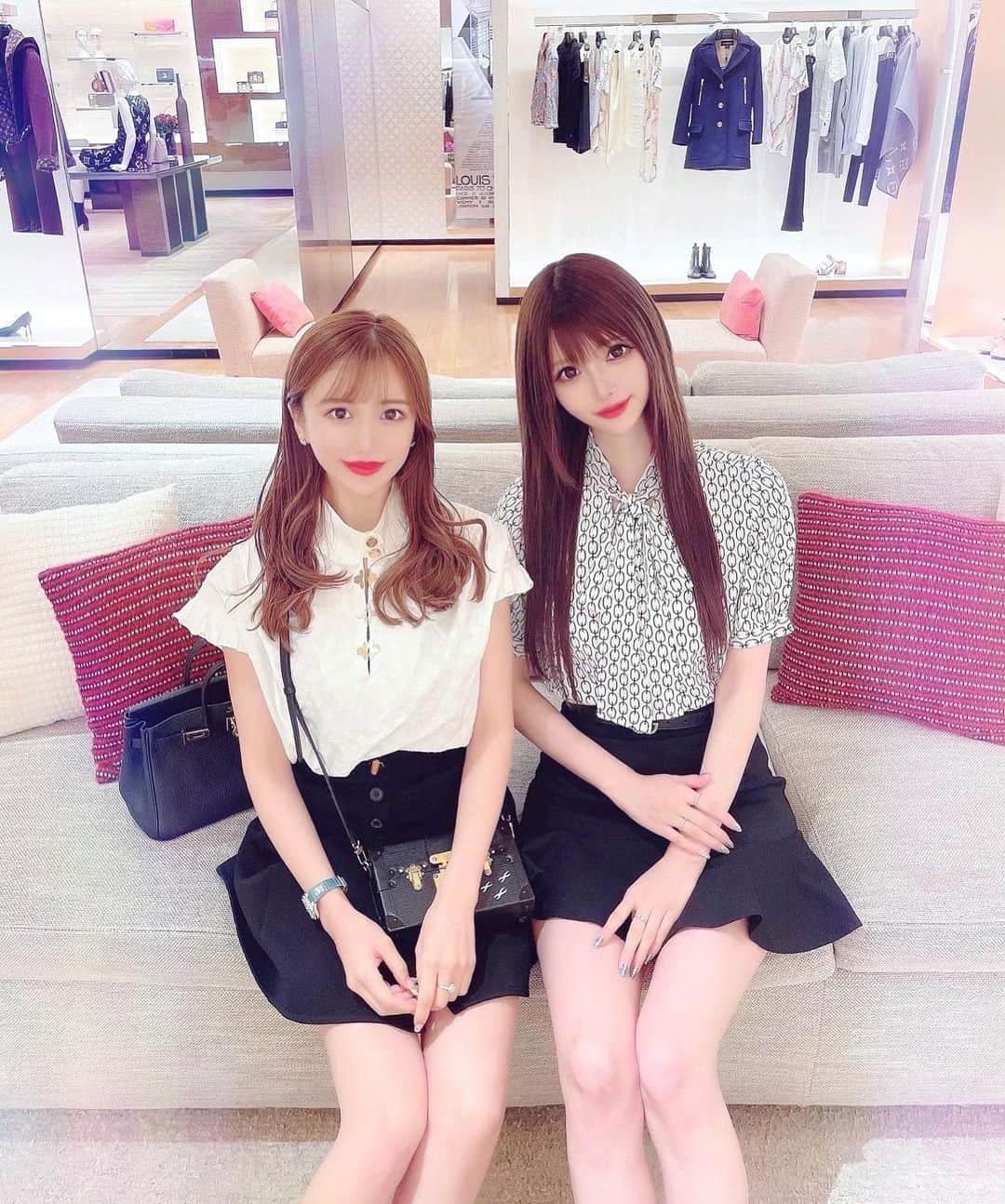 のインスタグラム：「今日はかなみちゃんと @louisvuitton のコレクションを見に行ってきたよ🥰💕  コラボのお洋服可愛かった✨👗  誘ってくれてありがとうー🥰💓💓💓🎀  #VUITTON#louisvuitton #六本木#コレクション」