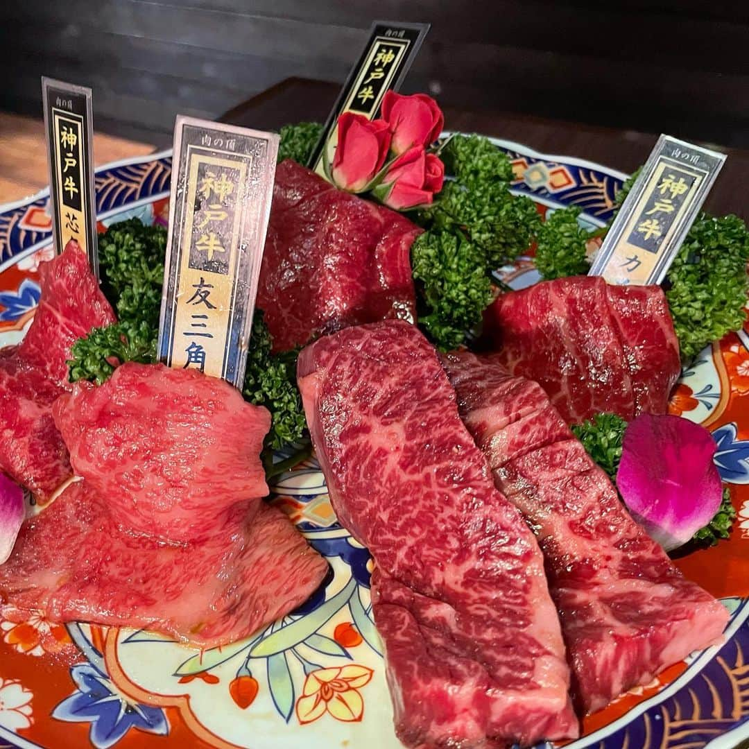 Mika Jimboさんのインスタグラム写真 - (Mika JimboInstagram)「【蒲田の肉の頂に行ってきた件🥩ご報告します】 ⁡ あ〜沖縄行ったり、北海道行ったりで遅くなった🤪蒲田の肉の頂がアツイと噂( @dj_hiroki_ )に聞いたから行ってきたら、本当にアツかった🥰 ⁡ 店内はファミリー向け、ってか居酒屋風？で、子供連れて行きやすそうな作りになってるのに肉のレベル高すぎてびっくり🔥 ⁡ 特にタンのレベルがすごい。 絶対にあの美味しいタンを頼んで食べて欲しい🔥🔥 ⁡ 場所がわたしはあんまり行かないけど、活動範囲ならすぐ行きたいレベルだね〜☺️また食べたいなー誰かいこー❤️❤️❤️ ⁡ 量が多いし、玉手箱みたいなやつで出てくるお肉はテンションあがる。笑 ⁡ ついついなになに〜って声出てしまった🤣 ⁡ ⁡ あー、今思い出してもタンが美味しすぎて忘れられない。 #蒲田#蒲田グルメ  #蒲田西口  #蒲田ごはん#蒲田焼肉#焼肉好きな人と繋がりたい #焼肉好きな人と繋がりたい #焼肉女子」7月26日 14時16分 - mikajimbox