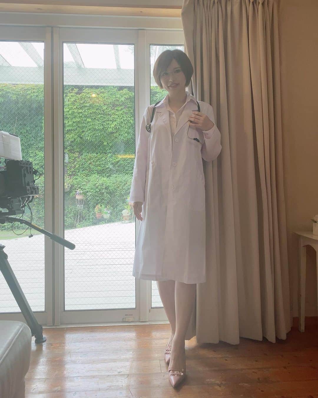 里美ゆりあのインスタグラム：「敢えての逆光😇  #白衣 #女医 #里美ゆりあ」