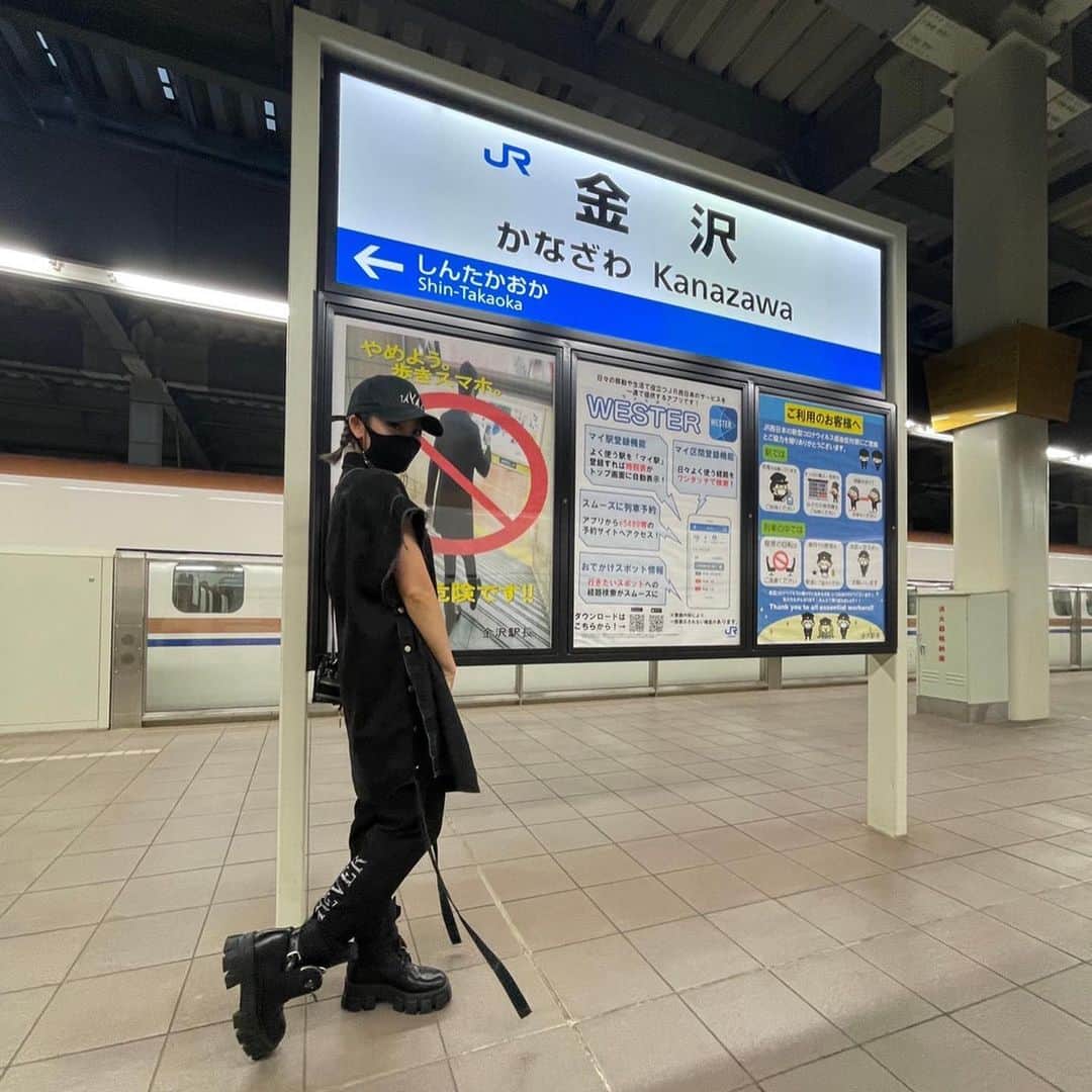 のインスタグラム：「. 石川県って意外に遠いのね。 2時間半爆睡でした🚄 新幹線や飛行機は冷えることがあるので、肩がある服を着てきたのですが、全く寒くなく、ちょーど良い空調でございました。車掌さんに感謝🙏 ⁡ #石川 #新幹線 #移動ファッション #prada #johnlawrencesullivan #tayal #kodakumi #倖田來未」