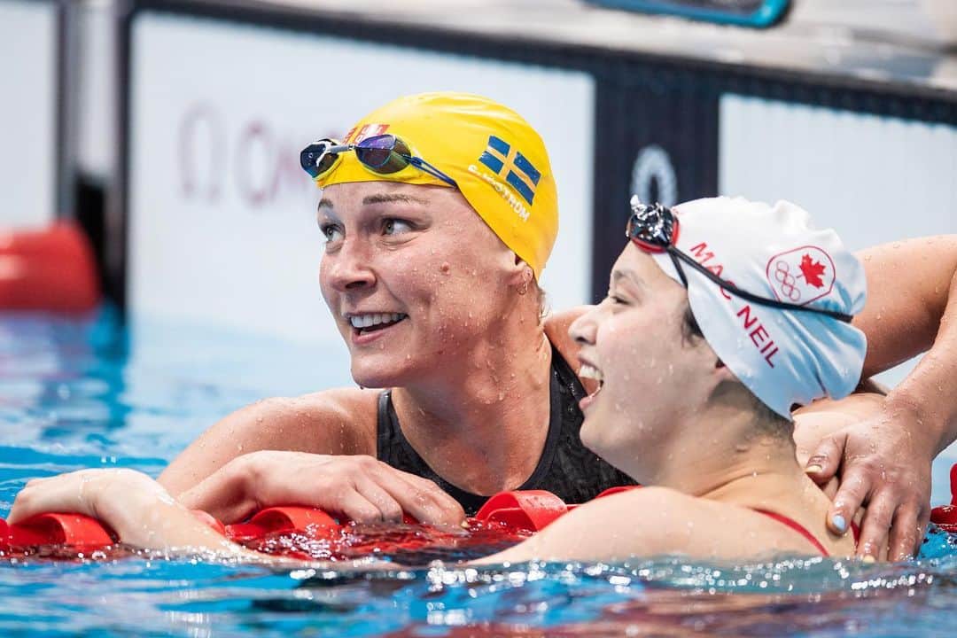 サラ・ショーストレムのインスタグラム：「Thanks for the support everyone. I’m happy that I took this chance. It’s not been easy to come back to this level again after breaking my elbow in February.  Honestly I couldn’t have done much things differently. I did my best time in 4 years in the prelims. And the level in 100 m butterfly has taken some big steps last two years. At least I got to keep my world record for a little bit longer. 😉 Congratulations to the new olympic champion @macnmagg 🥇」
