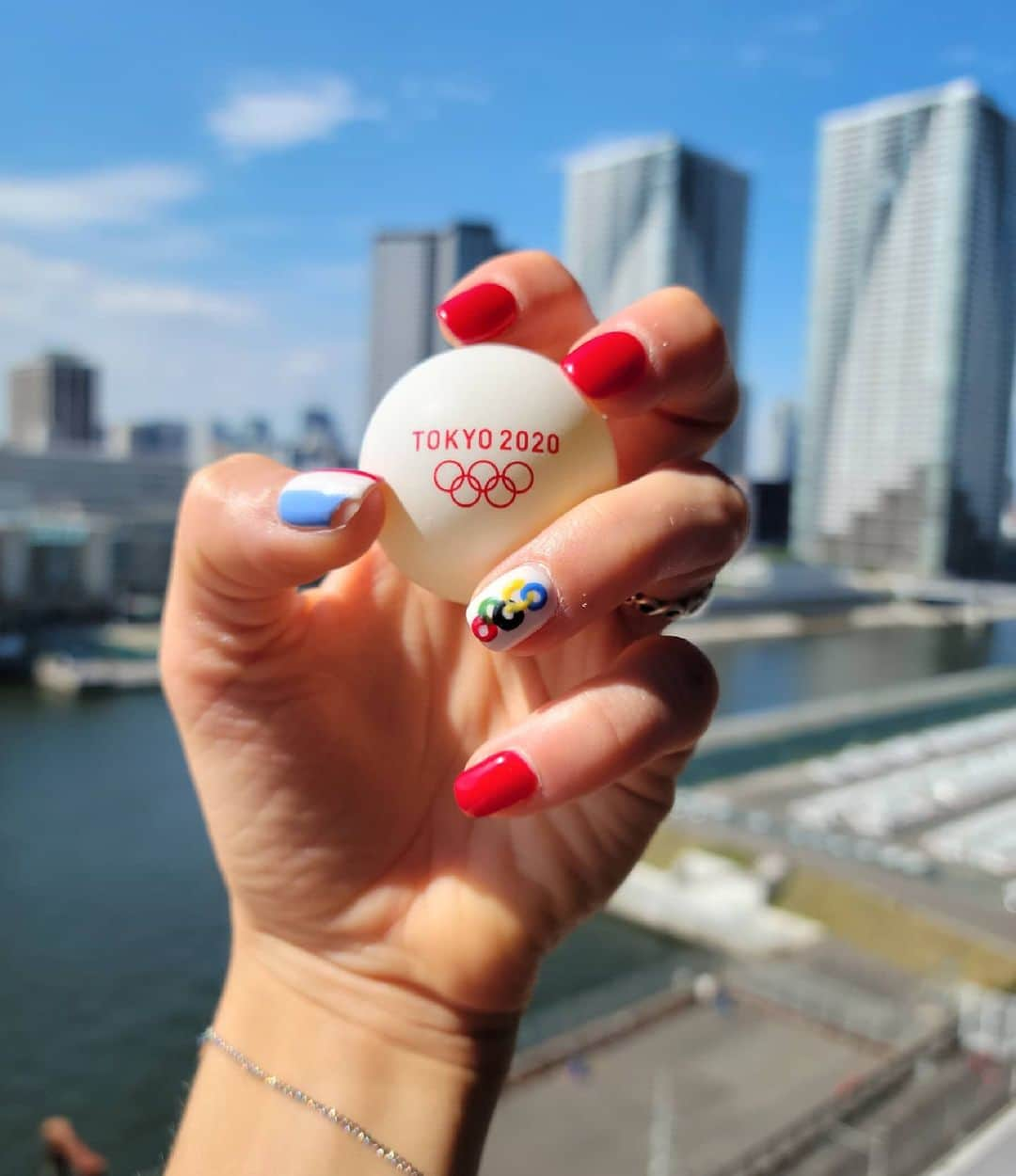 DE NUTTE Sarahのインスタグラム：「How cool is this ball from 1-10? 😁 . #Tokyo2020  #Olympicnails」