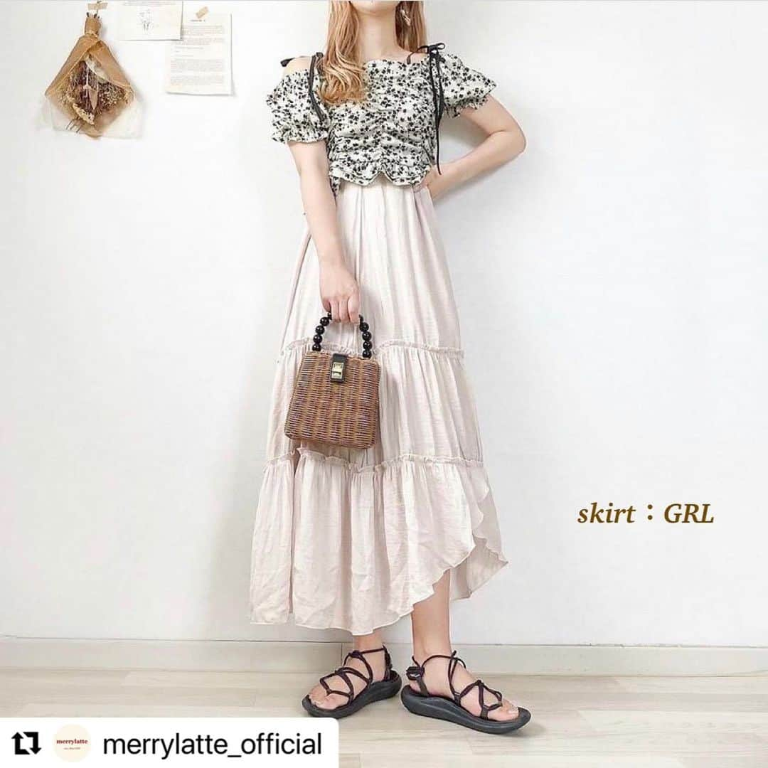 GRLさんのインスタグラム写真 - (GRLInstagram)「#Repost @merrylatte_official with @make_repost ・・・ ♡  GRL × merrylatte 🧸🍒♡ 　 　 GRLで現在発売中のアイテムと merrylatteのアイテムでコーデを組んだ 夏のプチプラコーデ特集♡♡ 　 気になるアイテムはtapしていただくと そのままサイトへ飛べます🐮🏷 　 　 ¥10,000以上のご注文で送料無料🐰🌷 merry latteでのお買い物はおまとめ注文がお得です♡ 　 　 　 　 #merrylatte #メリーラテ #メリラテコーデ  @grl_official #grl #グレイル #grlコーデ」7月26日 15時22分 - grl_official