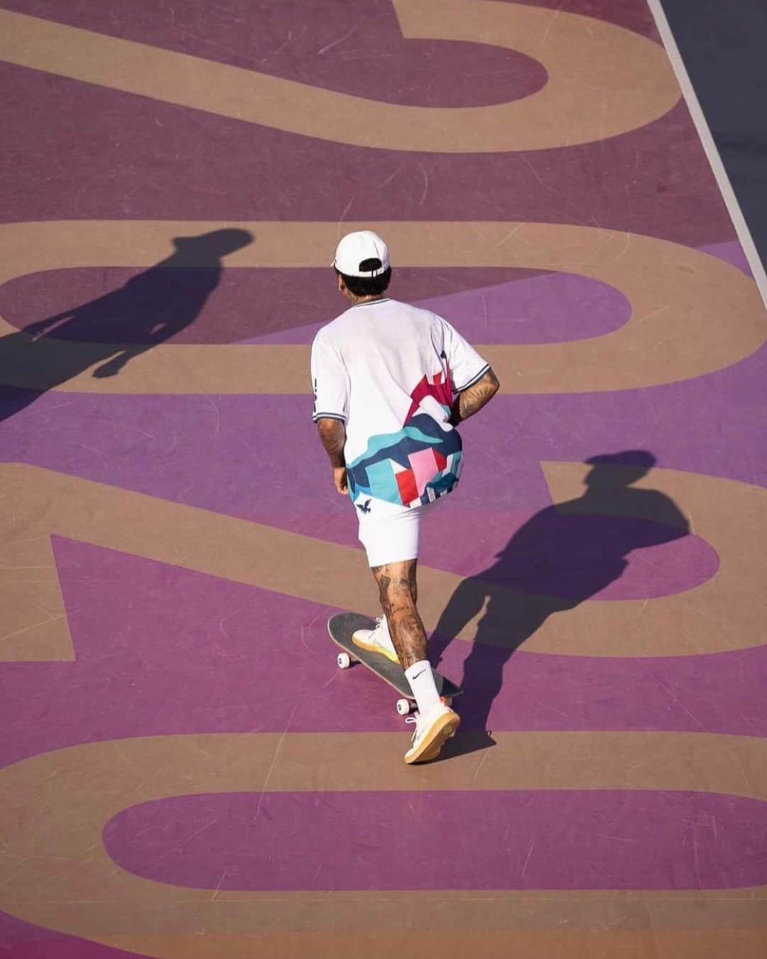 ナイジャ・ヒューストンのインスタグラム：「Mannnnn I’m sorry guys I’m bummed I didn’t do better yesterday. I feel like I let a lot of people down. To all my family, friends, fans and everyone that was rooting for me out there I fuckin love you guys❤️ Big congrats to Yuto and all the boys! Ya’ll killed it!! Getting the chance to skate and respresent for my country out there was a true honor. I’ve had a lot of high moments in my career over the years but I’ve also had some very low ones and It’s something I’ve always mentally battled and tried to be better at. I’m human and dealing with all the pressure and expections really isn’t easy at times. I’m also just so damn competitive and the downside to that is me being really hard on myself when I don’t skate good. Like days after contests when I just don’t wanna talk to anyone and replay everything I did wrong over and over. Or chugging alcohol in the hotel room by myself after a loss thinking it would make things better. Mental health is so important! I’m gonna continue to work on being happier and just being thankful to even be in this position of living my dream being a professional skateboarder. Because when it comes down to it.. I don’t skate to be the best, or to be famous, or make money, or be an Olympian. I skate because I fucking love it and it’s the funnest thing on earth」