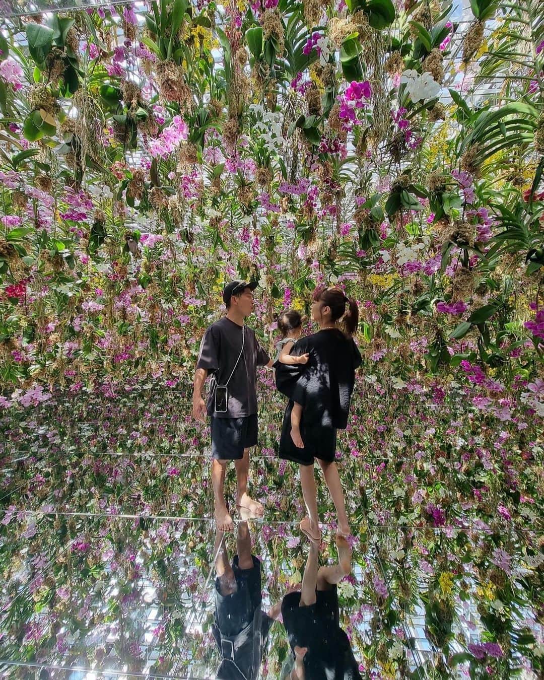 近藤千尋のインスタグラム：「撮影でオープン前の時間に チームラボプラネッツに…💞 子供達も一緒にお邪魔しました👶👧  私は2回目だったんですが、 前来た時よりも かなりパワーアップしていて。。 写真はほんの一部。💜💜 ひーぼぉくんも感動しまくり☺️ 手をかざすと上に動くお花に 娘は魔法使いになった気分🧙‍♀️と 大はしゃぎでした💞  感動をありがとうございました😌  #子供より大はしゃぎする大人たち #チームラボプラネッツ #teamlabplanets #豊洲」
