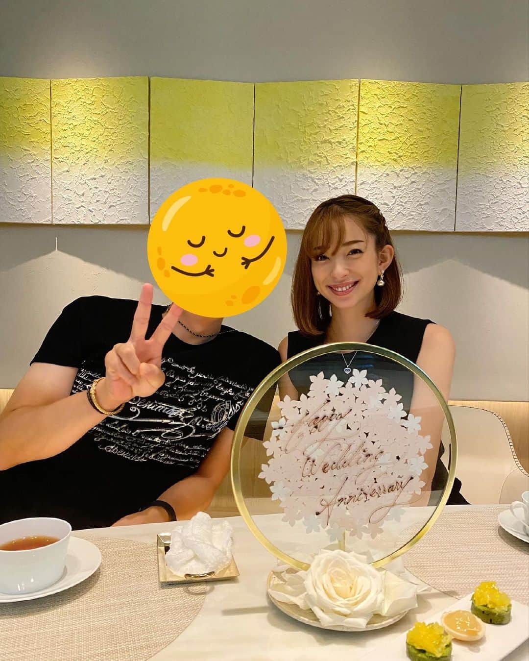 RIKAのインスタグラム：「. あまり公表してませんでしたが、7月7日は結婚して一年記念日でした💍 . 出会って3ヵ月弱のスピード婚だったので周りもビックリしてましたけど私もビックリしました🙈 . そしてお腹に新しい命を授かりました🕊 とっても苦しいつわり時期を乗り越えて今は落ち着いてます☺️💕 . 元々じっとしているのが苦手なタイプなので大半は家でおとなしくしてますが、気分の良い日はお医者さんに相談しながらゴルフもしてます⛳️ . 不安もありますが楽しみの方が大きいのであと数ヶ月妊婦生活も楽しく過ごせて行けたらと思います✨ . 基本的に会った人にしか言えなかったのでここでお伝えすることになってしまったこと本当にごめんなさい🥺 . 今後のお腹の成長はお恥ずかしいのでストーリーにアップしていきます☺️✨ 引き続き宜しくお願いします💖 . . . #結婚記念日 #新婚 #新妻 #妊娠 #妊娠報告  #妊娠中期」