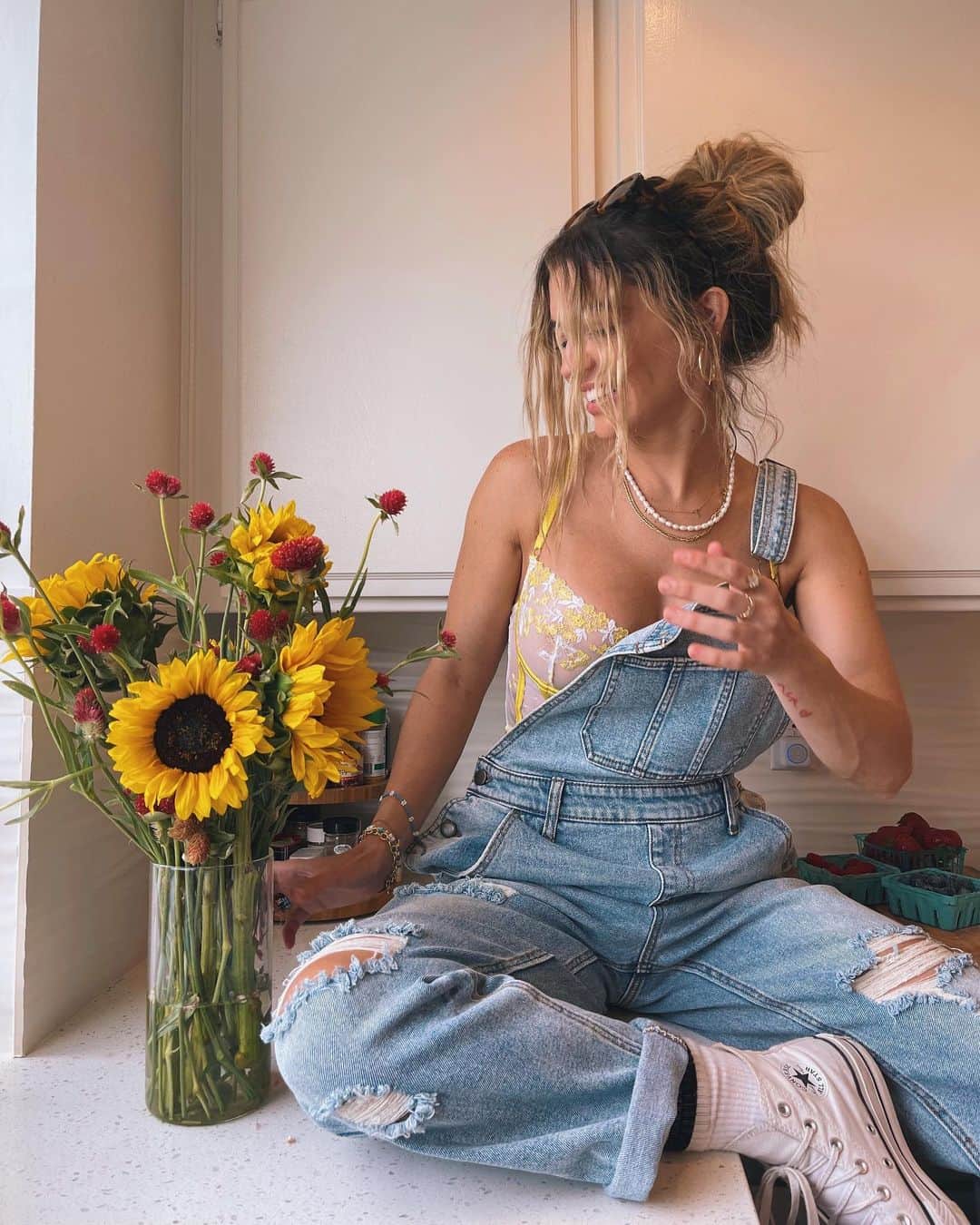Nikki Blackketterのインスタグラム：「🌻🥰🌿」