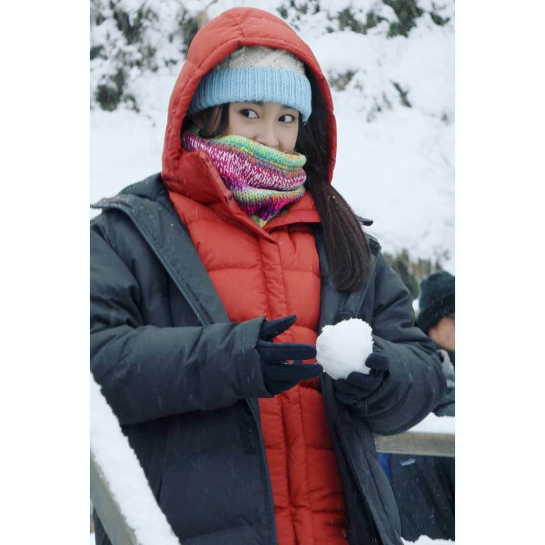 土屋太鳳さんのインスタグラム写真 - (土屋太鳳Instagram)「This picture was taken in winter 2 years ago.☃️ Please enjoy the cool❄️✨ おはようございます！ 暑い日が続いているので 今日の写真は 長野オリンピックを題材とした 映画「ヒノマルソウル 〜舞台裏の英雄たち〜」での姿を⛷️🏅✨ 衣装はモコモコなので 涼しくなっていただけるか迷うところですが…😅💦 でも雪が写っているので 冷たい感触を思い出していただけたら❄️✨ . とはいえ、私の母は四国で育ったから 雪をほとんど触ったことがない！と言っていたし #東京2020オリンピックパラリンピック で 世界中から集まっているアスリートの方々や 関係者の方々の中には 雪を見たことがない！というかたも いらっしゃるかと思いますが…🤔💦 . この場面は、私が演じる西方幸枝さんが ある想いを込めて雪玉を投げようとする場面。 雪玉の作り方は任せていただいたので 素材集め（？）から始めました！👍 私はミニミニ雪だるまを作る時など こういう手すりや柵の ちょっとした場所に積もっている雪を 使うことが多いのですが、 読んでくださってるかたは、どうでしょうか？ この写真で少しでも 涼んでいただけたらと思います☺️✨✨ . 🌏7月26日に行われる競技は🌏 #アーチェリー　#カヌー　#競泳 #サーフィン　#自転車　#射撃　#柔道 #重量挙げ　#水球　#スケートボード #セーリング　#ソフトボール　#体操 #卓球　#テコンドー　#飛込　#トライアスロン #バスケットボール　#バスケットボール3x3 #バドミントン　#バレーボール　#ハンドボール #ビーチバレー　#フェンシング　#ボクシング #ホッケー　#ラグビー などなど🥇🥈🥉💐🍀 . 感染予防と熱中症予防には どうかどうか気を付けて、 どのかたも、良い時間を😌🙏✨」7月26日 8時55分 - taotsuchiya_official