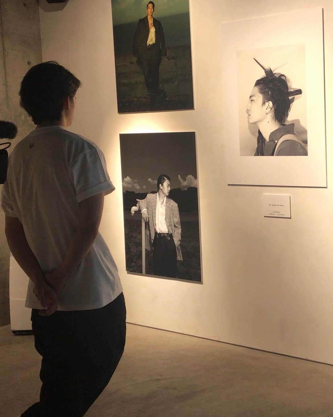 伊藤健太郎のインスタグラム：「7日間の写真展が終了致しました！ 暑い中本当に沢山の方に会場に来ていただきまして、ありがとうございました。 会場に花を送ってくださった方々、ありがとうございました。 支えてくださった皆様に恩返しをしたく始めた写真展でしたが、また今回も皆さんに元気と力を頂きました。これからも少しづつですが、前に前に進めるよう頑張って参りますので応援していただけたら幸いです。 これからもどうぞよろしくお願い致します！！ 本当にありがとうございました！  伊藤健太郎」