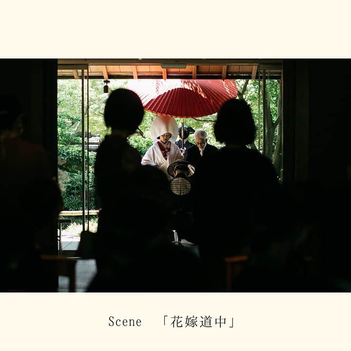 The KAMAKURA WEDDINGのインスタグラム：「Scene　「花嫁道中」 ・ かつて花嫁は自宅で支度を整え、 父と母と共に新郎宅へ向かいました。 ・ 親同然で育ててくれた祖父 そんな祖父のお手引きで 挙式会場へと進む花嫁道中 ・ ゆっくり一歩一歩に これまでの思い出がよみがえる ・ ふたりの誓いを立て、これからへと進む前に これまでの大切なことをしっかり胸に刻み 感謝しきれない想いの分、幸せになる  ----- produce by @thekamakurawedding ----- kimono：@authentique_kimono　＠authentique_weddingdress make：@makemariee flower：@hanahirowedding photo：@yokohama_laviephotography ----- 結婚式実例はHPから  https://kamakura-wedding.jp/report/ ----- #thekamakurawedding #テーマウェディング #ウェディングプロデュース」