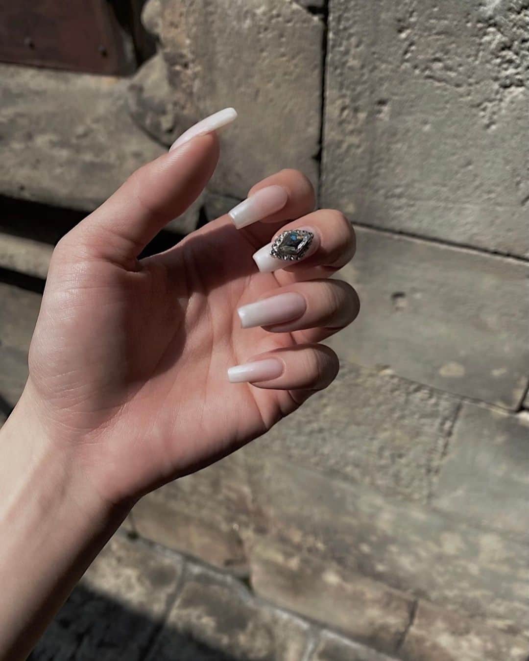小原優花のインスタグラム：「Milky nails🥛🐮  夏の真っ白ネイルかわいい💅🤍🤍 ホワイトミラーでつや出しして、大きいビジューのパーツつけてみたよ🥰  elle nail新宿店《 @ellenail_shinjuku 》さんいつもありがとうございます🙇‍♀️💕💕  elle nailさんはホットペッパーbautyからのご予約がお得です🐰📝💘  新宿店《 @ellenail_shinjuku 》 渋谷店《 @ellenail_shibuya 》  #nail #ネイル #White #ellenail #エルネイル」