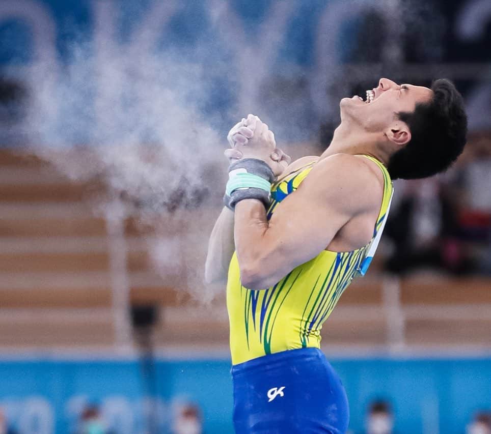 のインスタグラム：「Gratidão! Fim dos Jogos de Toquio para mim. Voltando amanhã pro Brasil e deixando toda energia positiva, torcida, entregando tudoooo pros nossos finalistas 🙏🏻 Vocês são incríveis e vamoo pra cima. Vencedores vencem dores. Não estarei fisicamente mas com ctz ligadoo 100% com vcs Obrigado a todos que acreditaram em mim e me deram força pra chegar até aqui. Competir uma olimpíada a gnt sabe (e todo mundo sabe) que não é nada fácil. Somos merecedores. Estou bem ☺️ e sigo voltando pra casa com os olhos pra Paris 24 e o Mundial em outubro deste ano.  Boraaaaa Brasil Já diziia meu amiguinho Dioguinho: “levanta a cabeça princesa, se não a coroa caiii.. cê é campeãaaaao”  ❤️❤️❤️🙌🏻⭐️ #tokyo2020 #gratidao #luz #amor #ginastica #olympics   Foto: @rbufolin (incrível)」