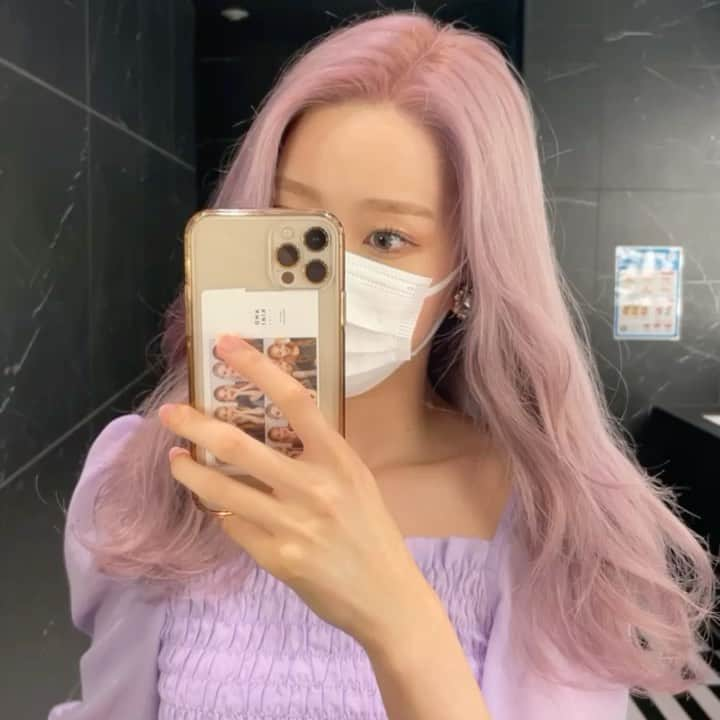 AMIのインスタグラム：「. 1年ほどブロンド系だったけどついに 色を入れました👩🏼mauve white🩰 . . ここの照明だとピンクぽいけど 紫も入ってて色落ちまで可愛い~！ @sapi_maru さん有難う御座いました🌙 そしておめでとうございます♡♡ . . . #fashion #fashiongram #ファッション #韓国  #좋아요 #인스타그램 #셀카 #instalike #ootd  #한국 #usennext_imoon #imoon #ハイトーンカラー  #ブロンドヘアー #ホワイトラベンダー」