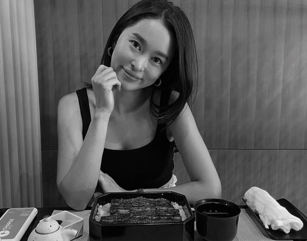 平大路えみのインスタグラム：「うなぎ〜♥︎ すっっっごくおいしかったなぁ。  矯正器つけて、笑い方がぎこちない。」