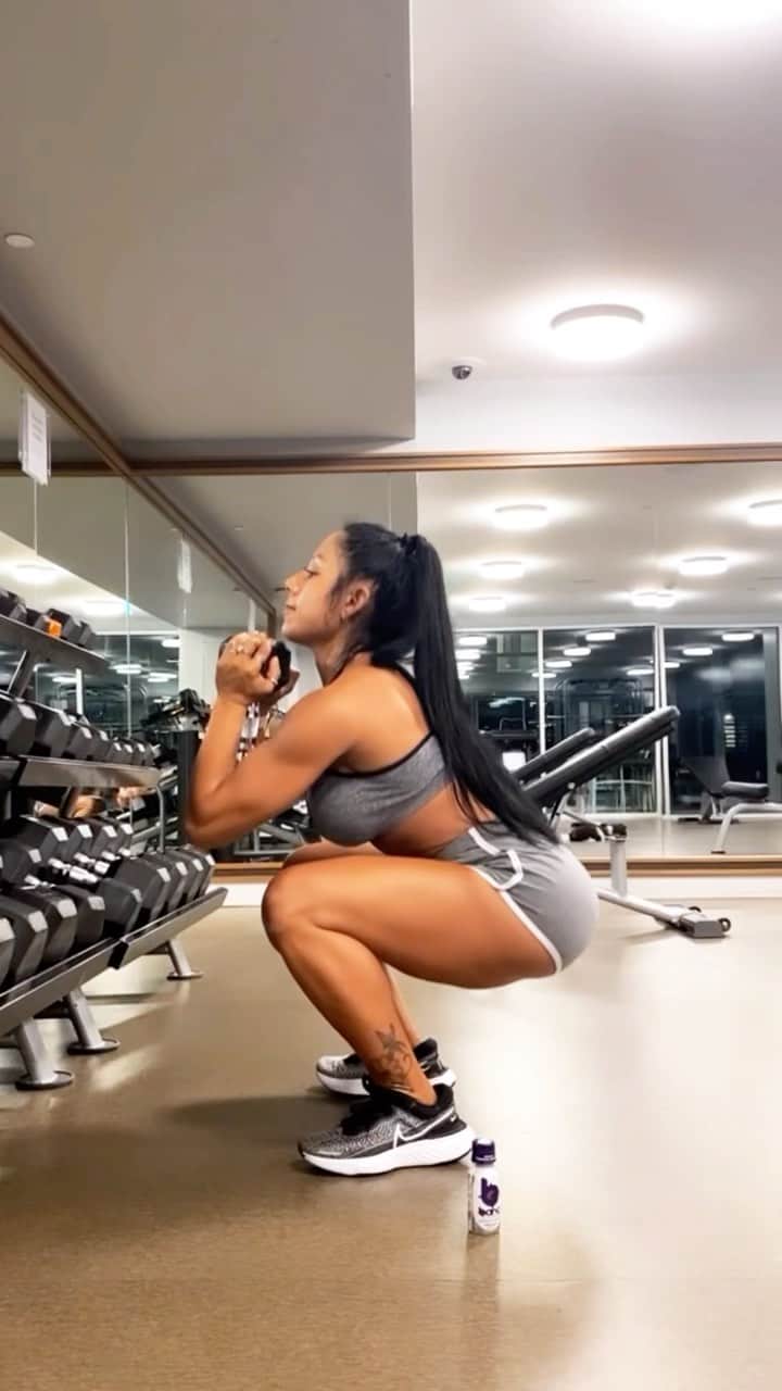 Eri Antonのインスタグラム：「Late night workout - You can train hard anytime with @BangEnergy⁣ 💪🏼😅  ⁣ Go to www.bangenergy.com⁣ and use ERI10 for a 10% discount⁣ ⁣ Follow the inventor: @BangEnergy.CEO 😎 ⁣ ⁣ #BangEnergy  #EnergyDrink  #Ad ⁣  ⁣」
