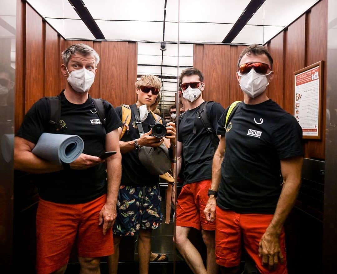 アレックス・メゴスのインスタグラム：「Team selfie on the way to Mars.   @patagonia_climb @petzl_official @tenayaclimbing @cafekraft_nuernberg @nikondach @frictionlabs @fazabrushes #stylefirst #carrotsforpower」