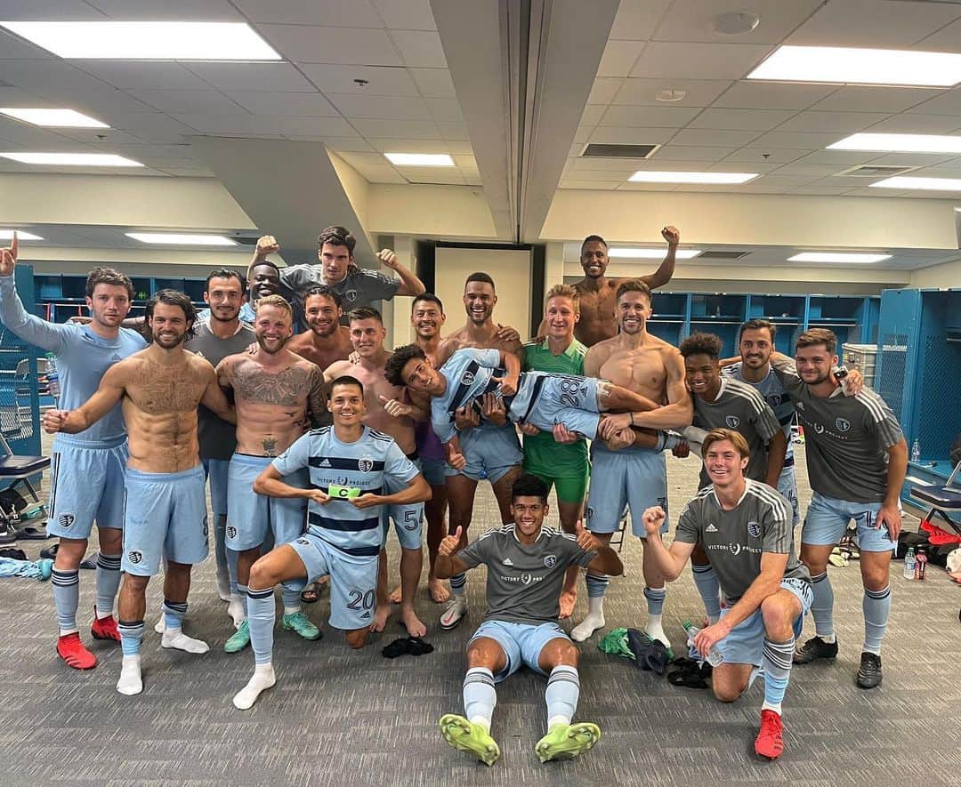 アンドレウ・フォンタスのインスタグラム：「What a team! What a win! We keep going!💪🏻」