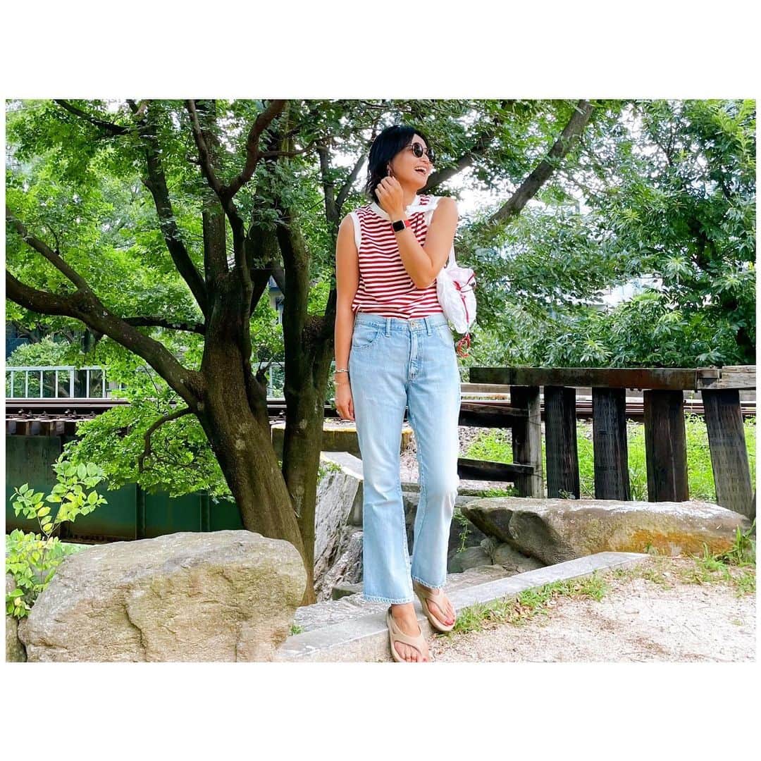 のインスタグラム：「タンクにデニム。 夏の定番スタイルです。 Tops&Denim&Bag / @herfee_official  Shoes/ @oofos.jp  夏でも履きやすいオンスのフレアデニム入荷致しました。 私が166cmで足首出るレングスです。 160cmくらいの方はフルレングスで履いていただけます。 ぜひチェックしてみてください♡ #fashion #style #ootd #outfits #denim #herfee #herfee_official」