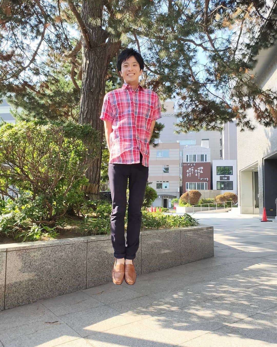 札幌テレビ「どさんこワイド朝」さんのインスタグラム写真 - (札幌テレビ「どさんこワイド朝」Instagram)「#どさんこワイド朝 、7月26日(月)きょうの衣装です。  いつも女性アナばかりなので、今日は男性陣！  藤井アナは胸元の赤がアクセント。 佐藤アナは夏らしく涼やか。 青山予報士は鮮やかな赤が映えますね。 . . #衣装 #7月 #藤井孝太郎 #ベスト暑そう  #佐藤宏樹 #涼しそう #青山竜 #浮いてる #笑顔 #おちゃめ」7月26日 12時59分 - dosanko_asa