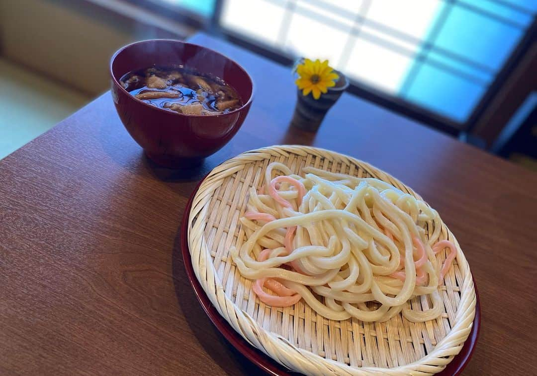 椿梨央さんのインスタグラム写真 - (椿梨央Instagram)「7月21日オープンの "肉汁うどん まえはら"に 先日お仕事終わりに行って来ました🍀 . . 食感がつるつるしていて とてものどこしが良く おいしかったです💕 . 量も沢山入っているのに安い‼️ カレーは何と馬肉を使っているらしく ホロホロ柔らかくて、こちらもおいしかったです😋💕 馬肉カレーなんて初めて食べました✨ 場所は静岡県御殿場市‼️ . 是非御殿場市に行った際はお立ち寄りください♪♪ . . お店の雰囲気も和のテイストがとても素敵でした🍀 . . . また食べたいな〜💕 . . #うどん  #うどん部  #肉汁うどん  #肉汁うどんまえはら  #古民家リノベーション  #古民家再生 #古民家レストラン #御殿場市  #御殿場ランチ  #野球女子 @udonmaehara」7月26日 13時36分 - rio_tbk