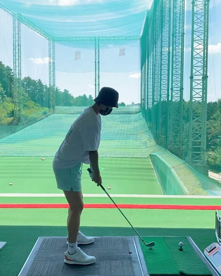 のインスタグラム：「자체 슬로우모션 스윙🤔🤔🤔 @jhgolf_09 좋다고 하셨당🥲 #종아리근육부자🙁」