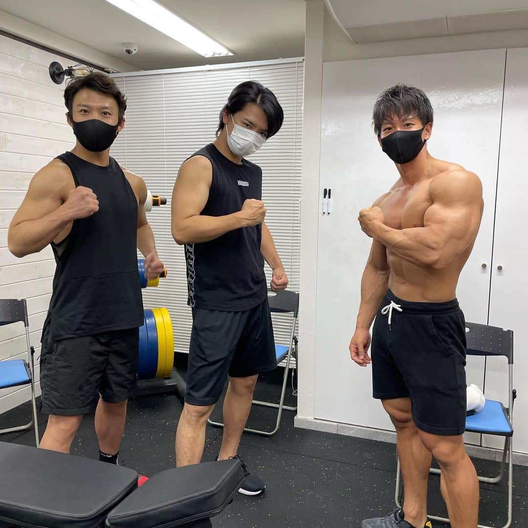 おたけのインスタグラム：「クリスタルジムにて筋肉配信！！ クリスタルジムオーナー野田さんとずっと会いたかった横川さんと筋肉トーク 横川さんのリアル筋肉ヤバすぎました！ バケモノです！！！  モチベーションゲキ上がりなのでジムいってきます！  配信中、横川さんは薬指の事をこの指何でしたっけ？と3回野田さんに聞いていました 筋肉デカイ人は聞く事も違うなとおもいました！！  では！  松屋で食べたランチを載せて  #クリスタルジム #筋トレ #マッチョ #パーソナルトレーニング #マジカルラブリー #横川さん #ジャンポケ #おたけ #さいこっちょー」