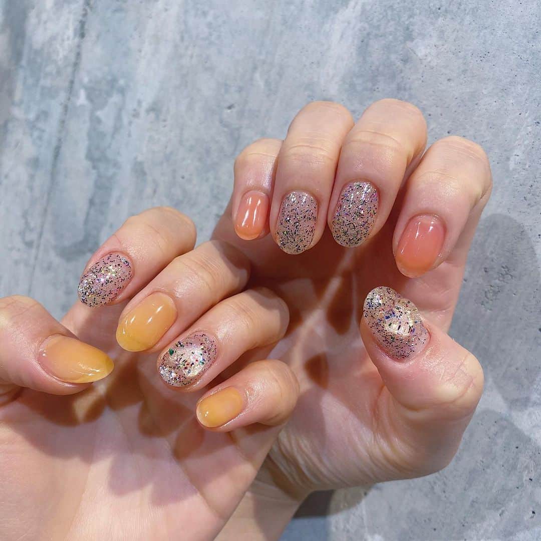 西野未姫のインスタグラム：「きらきら✨💛🧡  #ネイル #キラキラネイル  #夏ネイル  #フットネイル」