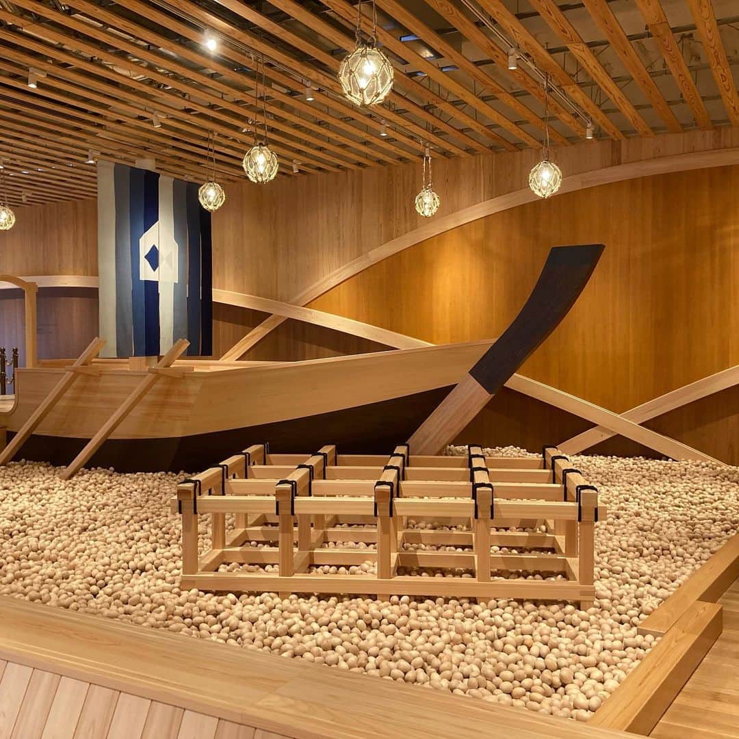 重長智子さんのインスタグラム写真 - (重長智子Instagram)「. . 楽しすぎました〜💛💛💛 . 本格復帰を前に、 焼津市に今月オープンしたばかりの 「ターントクルこども館」へ 取材に行かせていただきました😊 . 1階は図書館、 2階、3階はおもちゃ美術館になっています。 . 図書館はまるで芝生広場のような 開放的な空間☘️ . おもちゃ美術館には 焼津ならではの木のおもちゃがあったり、 懐かしのおもちゃがあったり… とにかく とーーーっても楽しいです💓💓 . 赤ちゃんからじーじばーば世代まで 幅広い方々に体験してもらいたいと 思いました😆💓 . カフェも併設されていて ランチやスイーツも楽しめますよ♪ . 27日(火)のSBSテレビ 『ORANGE』で放送予定です📺✨ . ※人数制限をしているため、 　HPで予約してから入館できます。 . . #静岡県 #焼津市 #ターントクルこども館 #親子で遊べる #SANOWA #親子で行けるカフェ #子供も大人も楽しめる #大人が夢中になることも」7月27日 0時14分 - tomoko_shigenaga