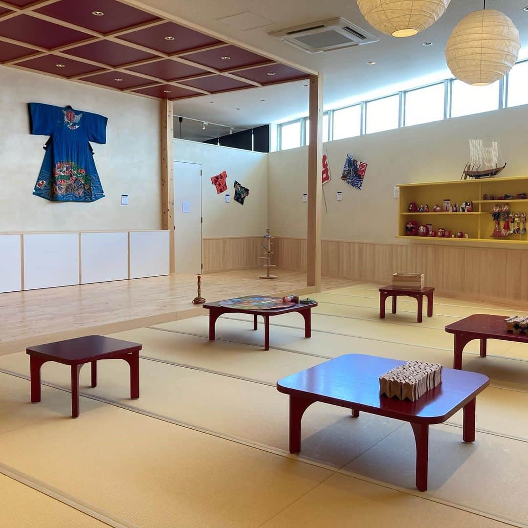 重長智子さんのインスタグラム写真 - (重長智子Instagram)「. . 楽しすぎました〜💛💛💛 . 本格復帰を前に、 焼津市に今月オープンしたばかりの 「ターントクルこども館」へ 取材に行かせていただきました😊 . 1階は図書館、 2階、3階はおもちゃ美術館になっています。 . 図書館はまるで芝生広場のような 開放的な空間☘️ . おもちゃ美術館には 焼津ならではの木のおもちゃがあったり、 懐かしのおもちゃがあったり… とにかく とーーーっても楽しいです💓💓 . 赤ちゃんからじーじばーば世代まで 幅広い方々に体験してもらいたいと 思いました😆💓 . カフェも併設されていて ランチやスイーツも楽しめますよ♪ . 27日(火)のSBSテレビ 『ORANGE』で放送予定です📺✨ . ※人数制限をしているため、 　HPで予約してから入館できます。 . . #静岡県 #焼津市 #ターントクルこども館 #親子で遊べる #SANOWA #親子で行けるカフェ #子供も大人も楽しめる #大人が夢中になることも」7月27日 0時14分 - tomoko_shigenaga