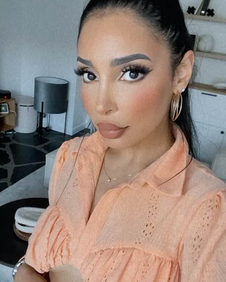 sananasのインスタグラム：「Always here for a soft glam make up 😍Je vous ai filmé le tutoriel de ce look mais avec des techniques très particulières vous verrez 😆 ! Bon mis à part les ailes du nez qui commencent à briller, j’adore 👌🏻Vous aimez ?」