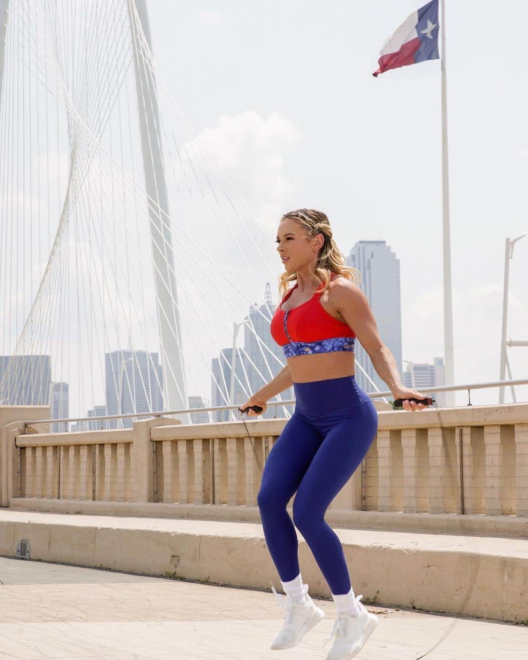 Paige Hathawayのインスタグラム：「It’s Monday and we have 5 days until the new month and 5 months until the new year! 😳  How is your year going? What goals have you set out to achieve for 2021? I dare you to dig deep within yourself and discover what you would still like to have happen in your life this year. What will YOU write for the rest of the chapters…..  Aim higher than you think can be done. Finish this year stronger, braver and even more unstoppable. REALLY TRY… REALLY PUT FORTH THE EFFORT (in ALL that you do, not just somethings) Because as they say “if you want something you’ve never had - you have to do something you’ve never done.” Though no one can go back and make a brand new start.. anyone can start and make a brand new ending! How much meaning does life bring when you’re in love with your comfort zone!? You don’t know how much you’re capable of until you GO and until you DO. You are a powerful force. Let’s finish this year with courage and determination! — — — — — — — — — — Outfit from @shefit #shefitpartner 💙🤍❤️ Top: NEW Ultimate Sports Bra in Flame Red Bottom: Boss Leggings in Sodalite Blue  - Side note: I am so OBSESSED with #Shefit Zip, Cinch, Lift patented technology and their leggings fit like a glove! What are your FAVORITE COLORS to wear? I love wearing red and blue! What about you….? 😍」