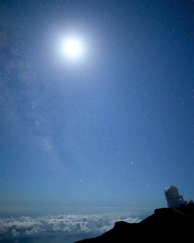 Visit The USAのインスタグラム：「Enjoy this time lapse view of the milky way, seen in the incredible clear skies over Haleakala National Park in Hawaii. Known as the “House of the Rising Sun” this park has mind-blowing views of the ocean and sky from sunrise to sunset.   Share some of your own favorite Hawaiian spots below!👇 ✨🌌  📸 @joedomrad #VisitTheUSA」
