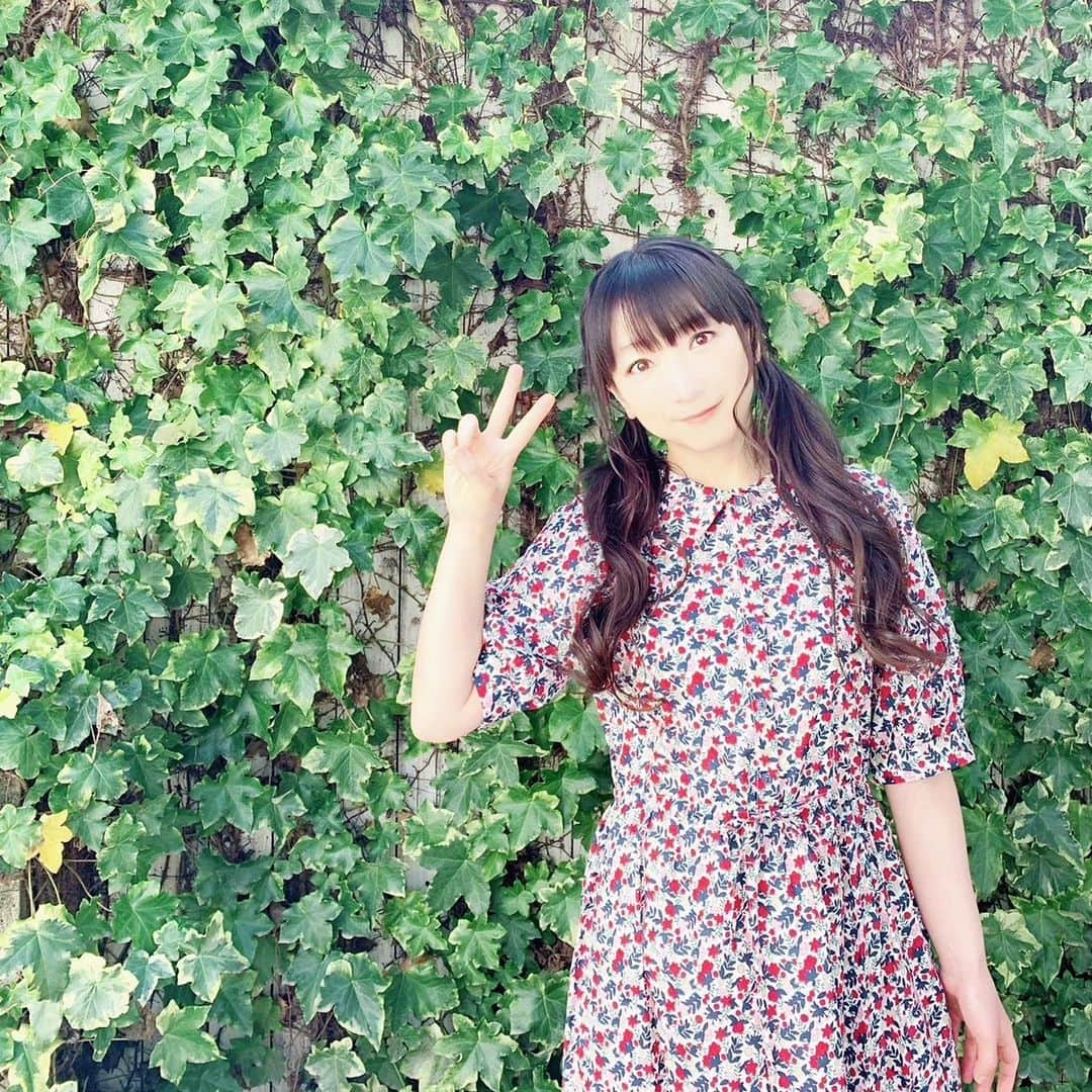 堀江由衣さんのインスタグラム写真 - (堀江由衣Instagram)「.  夏休み記念その7♪  ニュータイプ連載撮影の時の写真です♪ 全身花柄♪  アプリをいろいろお試し中です♪」7月26日 16時34分 - yuihorie_official