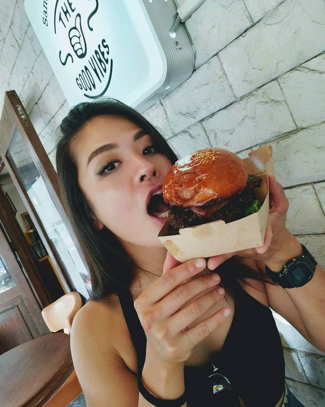 福島麻里さんのインスタグラム写真 - (福島麻里Instagram)「たまにはジャンクも食べる  そんなときはハンバーガー  #お店もおしゃれ #どうしても東京きたら食べたかった #ハンバーガー #ハンバーガー好き #美味しすぎて顔から肉汁でた #マリってる #くびれ超人 #イキり代表」7月26日 17時01分 - mari.fukushima