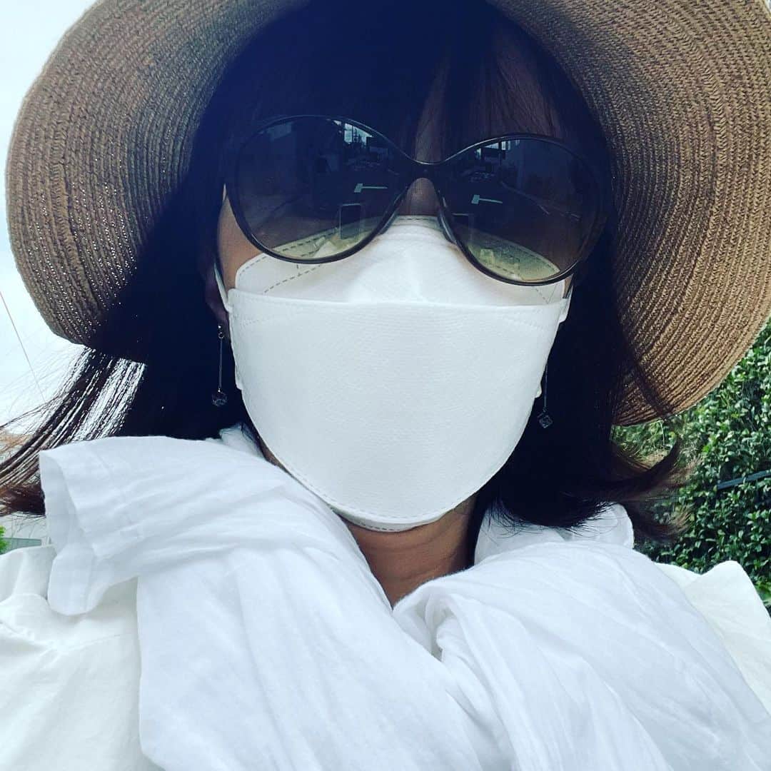 山口もえのインスタグラム：「・  長袖着て首元ねじねじ巻いて 帽子にサングラスして…笑 こんな格好でママチャリこいでます🚲  だってだって・・・ 日焼けしたくないんだもーん🥺😵‍💫😔  こんな格好でも ママ友は私って気づいてくれるの❣️ 嬉しいやら恥ずかしいやら・・・笑  #日焼け#😭 #真夏の昼間は #オシャレよりも日焼け対策に #命かけてます❣️ #笑」