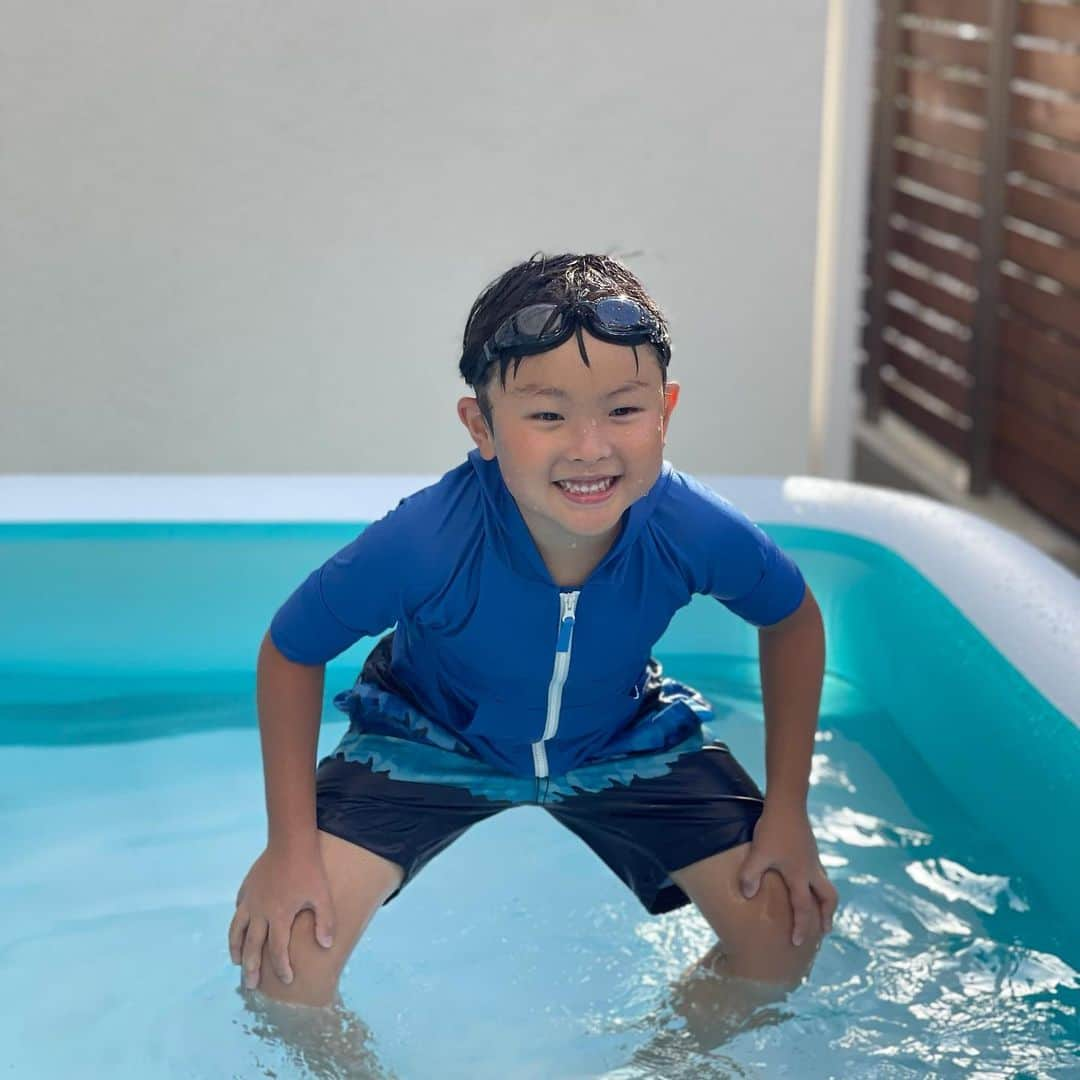 杉山愛さんのインスタグラム写真 - (杉山愛Instagram)「暑い日はおうちプール🏊‍♂️🏊‍♂️ 私はひたすらテレビを観ながらオリンピック観戦👀 コメントくださった方のお陰で競技を選んで楽しんでいます😊」7月26日 17時11分 - aisugiyamaofficial