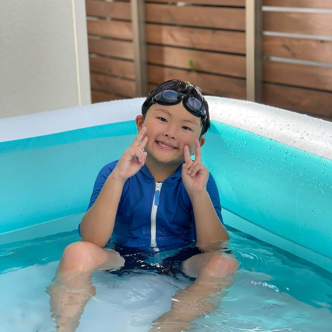 杉山愛さんのインスタグラム写真 - (杉山愛Instagram)「暑い日はおうちプール🏊‍♂️🏊‍♂️ 私はひたすらテレビを観ながらオリンピック観戦👀 コメントくださった方のお陰で競技を選んで楽しんでいます😊」7月26日 17時11分 - aisugiyamaofficial