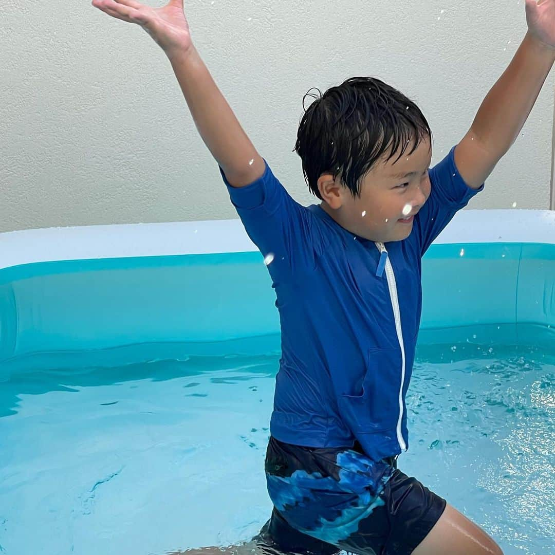 杉山愛さんのインスタグラム写真 - (杉山愛Instagram)「暑い日はおうちプール🏊‍♂️🏊‍♂️ 私はひたすらテレビを観ながらオリンピック観戦👀 コメントくださった方のお陰で競技を選んで楽しんでいます😊」7月26日 17時11分 - aisugiyamaofficial