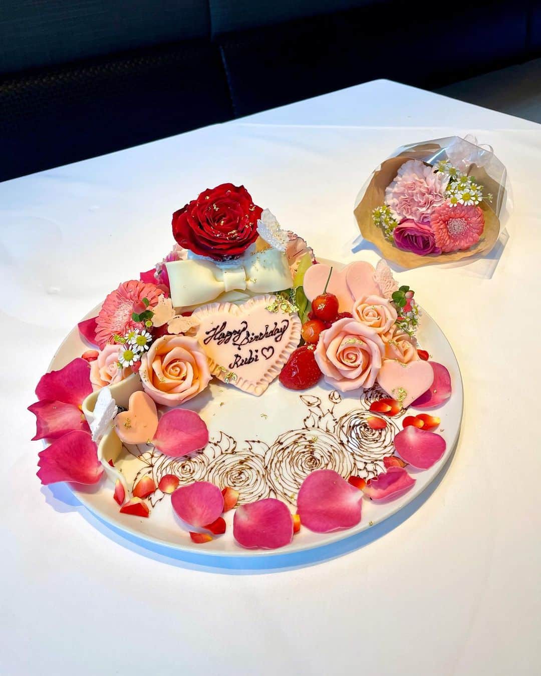 加藤瑠美さんのインスタグラム写真 - (加藤瑠美Instagram)「ママとバースデーランチ🍽🌹 フレンチ久しぶりで嬉しかった…🥺  そして、デザートにはとっても可愛いケーキを わざわざオーダーしてくれてました🎂 作ってくださったのは @risa_patissiere さん💕 大好きなピンクのバラがたくさんで 可愛すぎたし美味しすぎた…💐 食べるのが勿体なかったなあ🥲  ママいつもありがとう💓  📍Le FAVORI @lefavorikioicho 東京都千代田区紀尾井町1-3 東京ガーデンテラス紀尾井町3階 03-6272-3734  #birthday#birthdaylunch#mybirthday#instasweet#rubi__restaurant#instafood#instagood#happy#lunch#japanese#mybirthday#birthday#birthdaycake#lefavori#マタニティーライフ#ぷんにーらいふ#マタニティファッション#第二子妊娠中#お誕生日#バースデーランチ#新米ママ#男の子ママ#女の子ママ予定#紀尾井町#親子」7月26日 17時28分 - katorubi