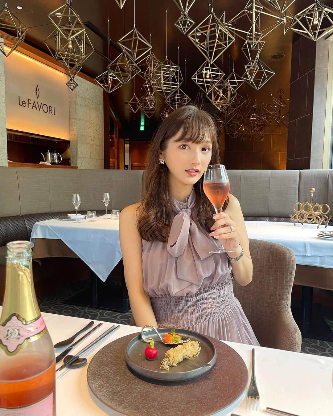 加藤瑠美さんのインスタグラム写真 - (加藤瑠美Instagram)「ママとバースデーランチ🍽🌹 フレンチ久しぶりで嬉しかった…🥺  そして、デザートにはとっても可愛いケーキを わざわざオーダーしてくれてました🎂 作ってくださったのは @risa_patissiere さん💕 大好きなピンクのバラがたくさんで 可愛すぎたし美味しすぎた…💐 食べるのが勿体なかったなあ🥲  ママいつもありがとう💓  📍Le FAVORI @lefavorikioicho 東京都千代田区紀尾井町1-3 東京ガーデンテラス紀尾井町3階 03-6272-3734  #birthday#birthdaylunch#mybirthday#instasweet#rubi__restaurant#instafood#instagood#happy#lunch#japanese#mybirthday#birthday#birthdaycake#lefavori#マタニティーライフ#ぷんにーらいふ#マタニティファッション#第二子妊娠中#お誕生日#バースデーランチ#新米ママ#男の子ママ#女の子ママ予定#紀尾井町#親子」7月26日 17時28分 - katorubi