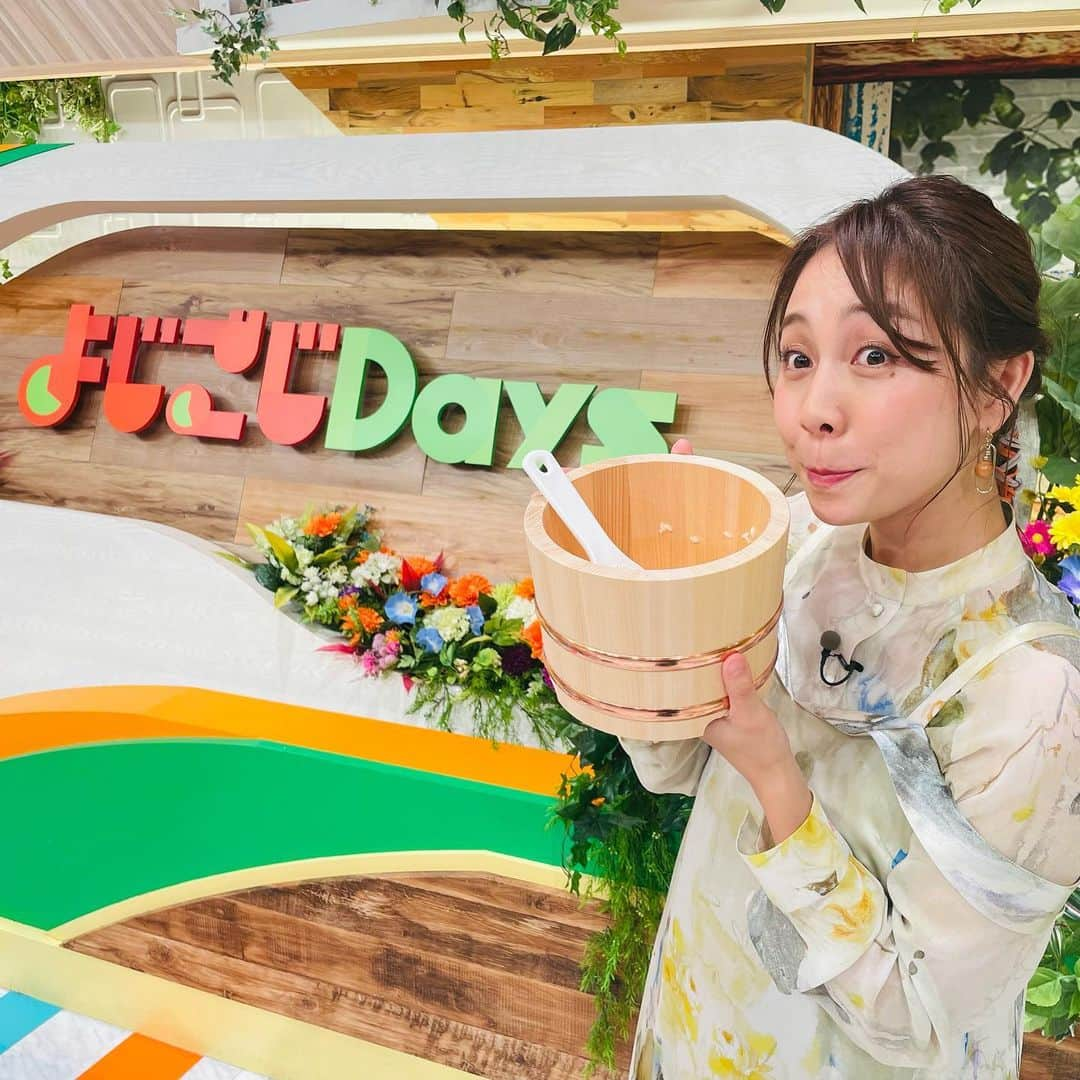 鈴木あきえさんのインスタグラム写真 - (鈴木あきえInstagram)「#テレビ東京 #よじごじdays #生放送 出演させていただきました✨  ごはんのおとも特集🍚 おいしかったなぁ〜😭💕💕  白米、進みすぎました🍚笑  アボカドとごはんですよ（＋わさび）和え、早速真似してみよう😍🍴  衣装は ・ブラウス＆ワンピース→RE SYU RYU @resyuryu_official #RESYURYU  さんの✨  ワンピースの柄にひっそりと何かが紛れ込んでおりました❣️ 分かります❓ 私はアマビエに見えたんだけど、何だろう🤔🤩」7月26日 17時41分 - akiesuzuki0312