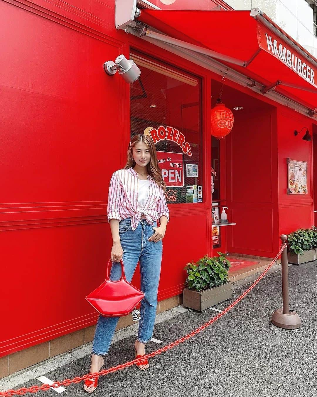 青野美沙稀さんのインスタグラム写真 - (青野美沙稀Instagram)「レコーディング前に ハンバーガー屋さんで🍔❤️ ⁡ #misakicode ⁡ tops→ @hm  denim→ @gu_for_all_  sandal→ @lillilly_official  bag→アメリカで購入 ⁡ #code #fashion #コーデ #ファッション #hm #gu #ジーユー #リルリリー #brozers #hamburger #ハンバーガー #銀座 #ginza」7月26日 17時43分 - misaki_aono