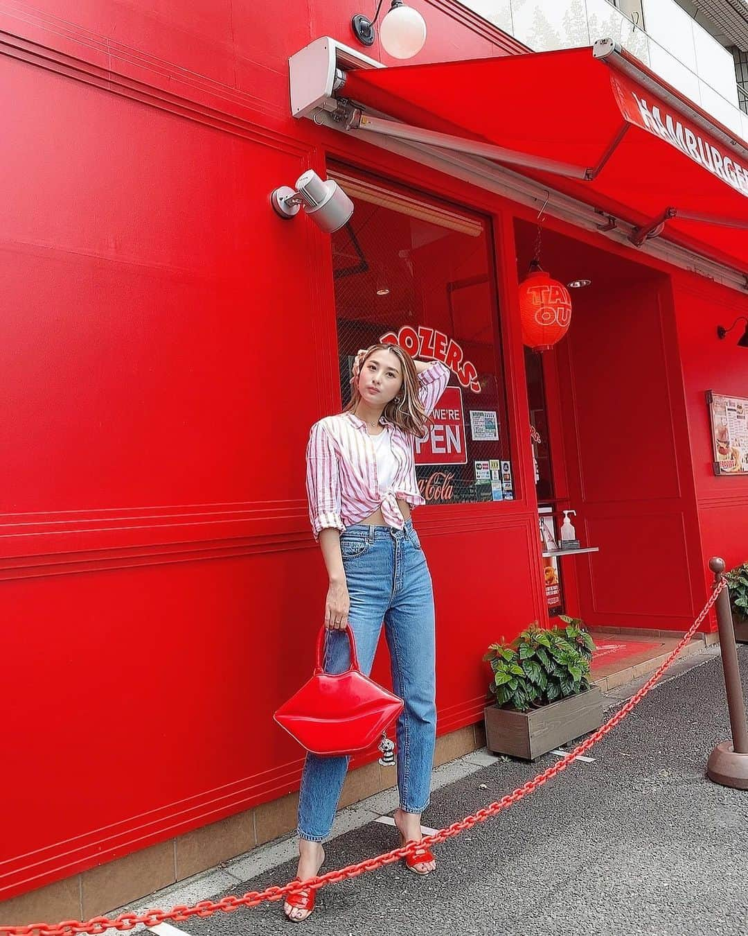 青野美沙稀さんのインスタグラム写真 - (青野美沙稀Instagram)「レコーディング前に ハンバーガー屋さんで🍔❤️ ⁡ #misakicode ⁡ tops→ @hm  denim→ @gu_for_all_  sandal→ @lillilly_official  bag→アメリカで購入 ⁡ #code #fashion #コーデ #ファッション #hm #gu #ジーユー #リルリリー #brozers #hamburger #ハンバーガー #銀座 #ginza」7月26日 17時43分 - misaki_aono