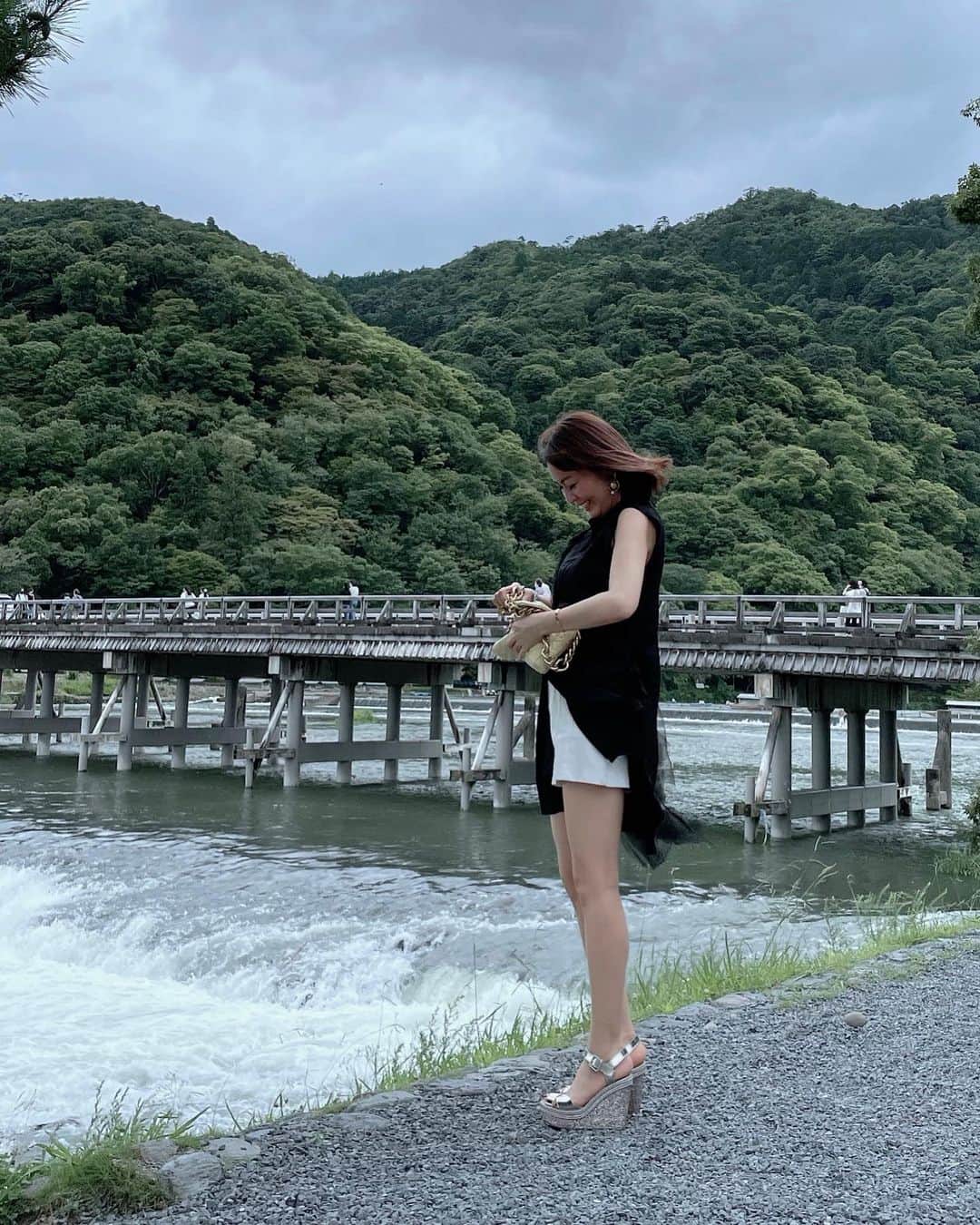 のインスタグラム：「こんばんは♡ おつかれさまー♡ ・ 嵐山の渡月橋をバックに‪⸜‪‪‪‪‪︎🐣⸝‬‪‪ ちょっと曇り空で風がとにかく強めで全部髪の毛乱れてる写真ばっかりでこれが1番まともな感じ🎵 ・ 5種類の丼に夏にピッタリの飲み物で😋🍹アイスも浮かんでてうさちゃんの耳付きで可愛かった🐰💕  #五木茶屋  ・ #嵐山#京都ランチ#京都グルメ#嵐山カフェ#ランチ巡り#カフェ巡り#嵐山観光#京都観光#travel#Kyoto#いつもありがとう」