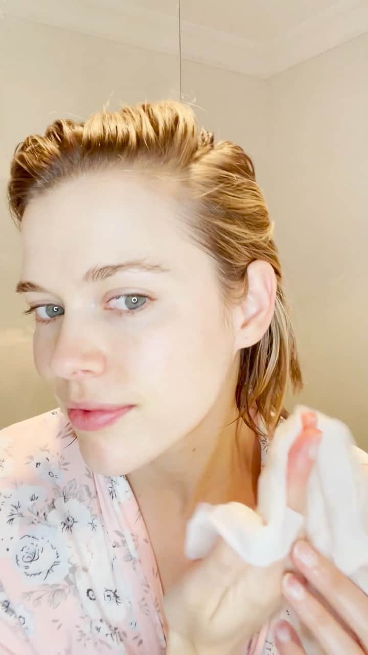 Victoria Leeのインスタグラム：「👋🏻 Tonight I’m At Home With David Jones, taking you through my night time skin care routine using @EmmaLewisham 💜💜 @davidjonesstore  #AtHomeWithDavidJones」
